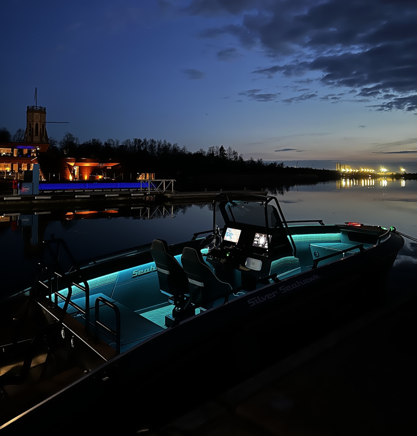 ilver Seahawk boat equipped with Smartdeck® EDGE LED illuminated at dusk.